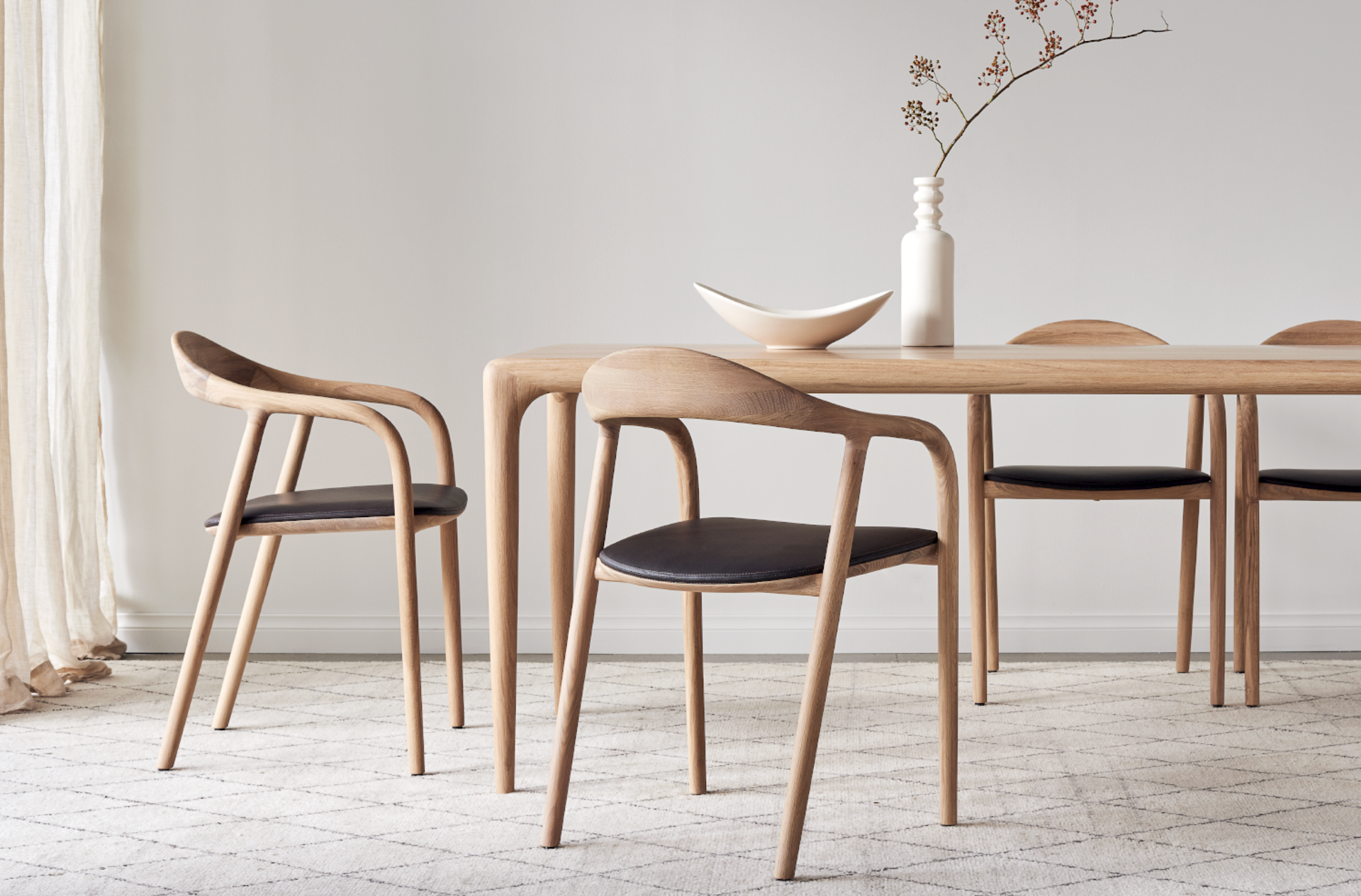 Artisan massief houten meubelen in de toonzaal van Loncin in Hasselt en Zoutleeuw, bij Leuven