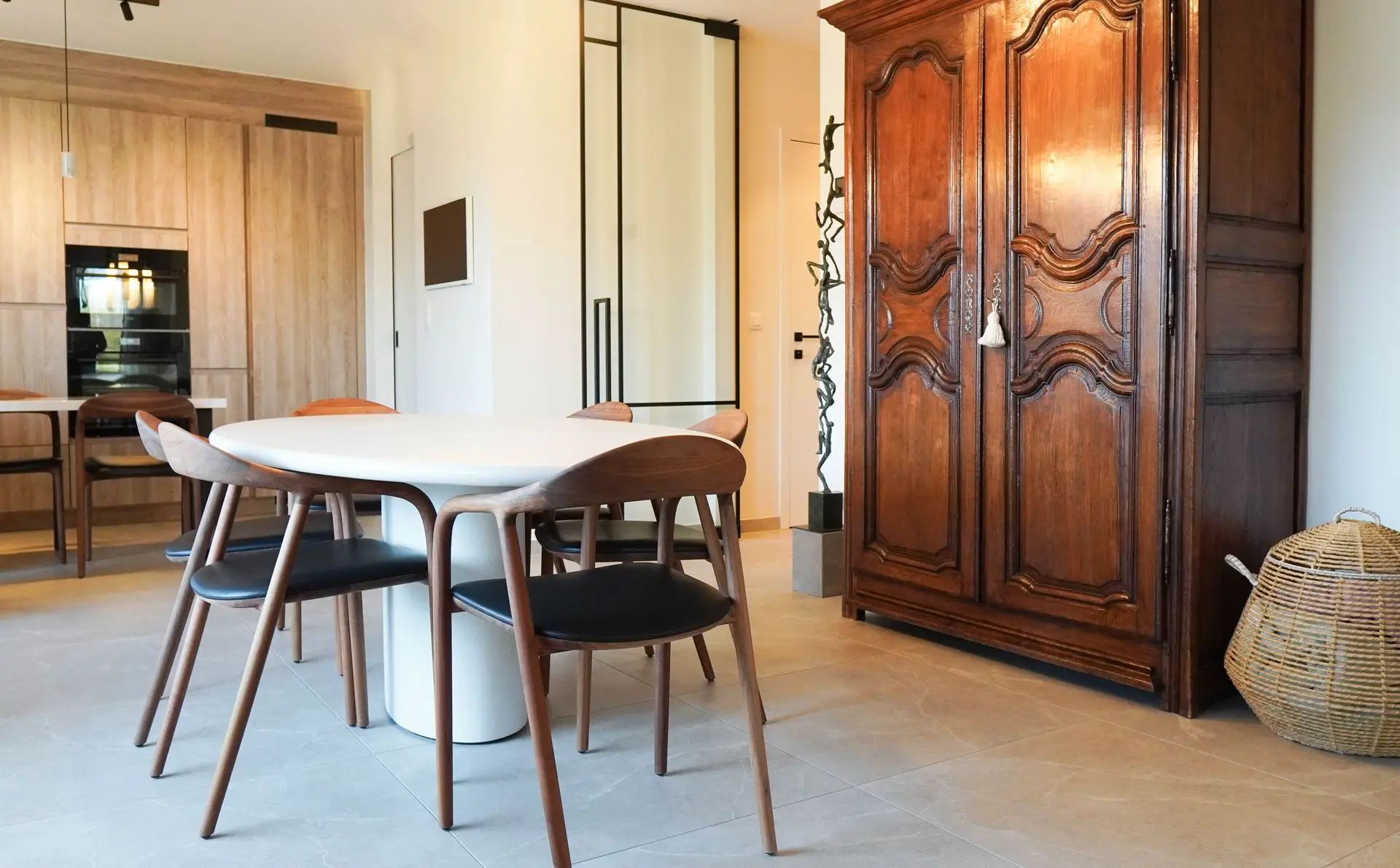 Realisatie in appartement. Klassiek gecombineerd met hedendaags. 