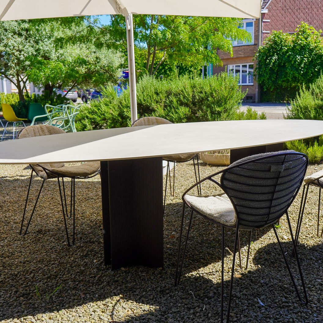 Joli Wire-stoelen en tafel op het terras bij Loncin in Zoutleeuw, tussen Leuven en Hasselt