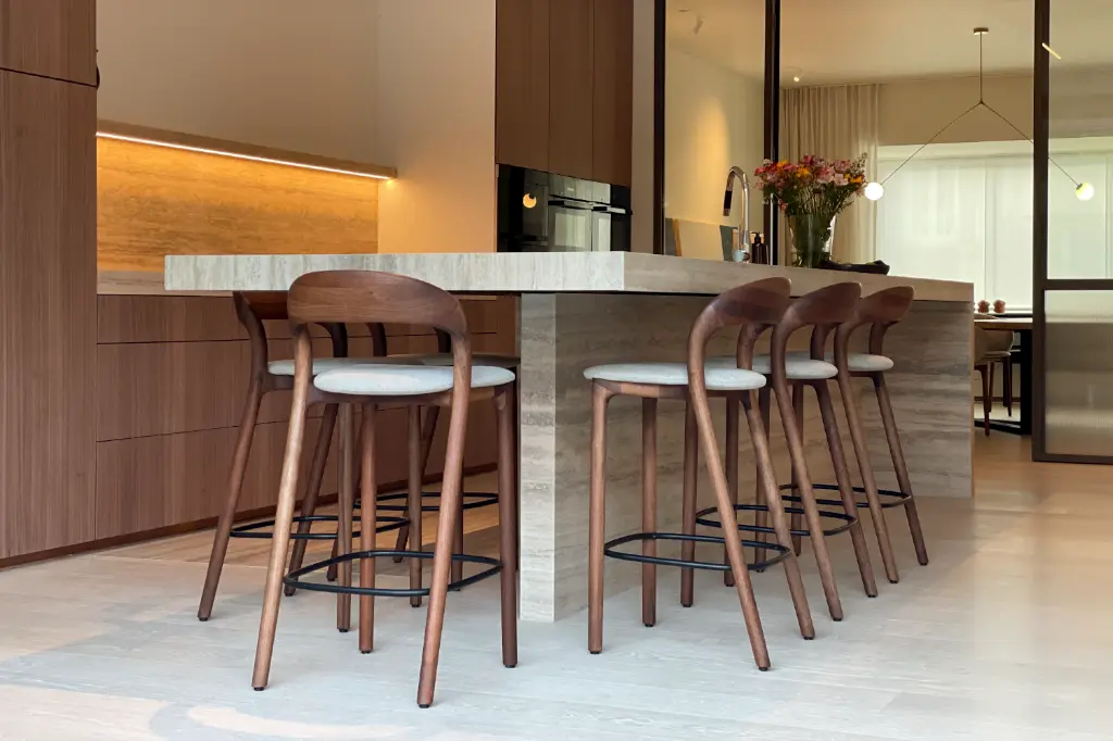neva_light_bar Artisan kruk stool Loncin design meubelen interieur Leuven Hasselt Sint-Truiden Genk Limburg Brabant sfeer 1.webp