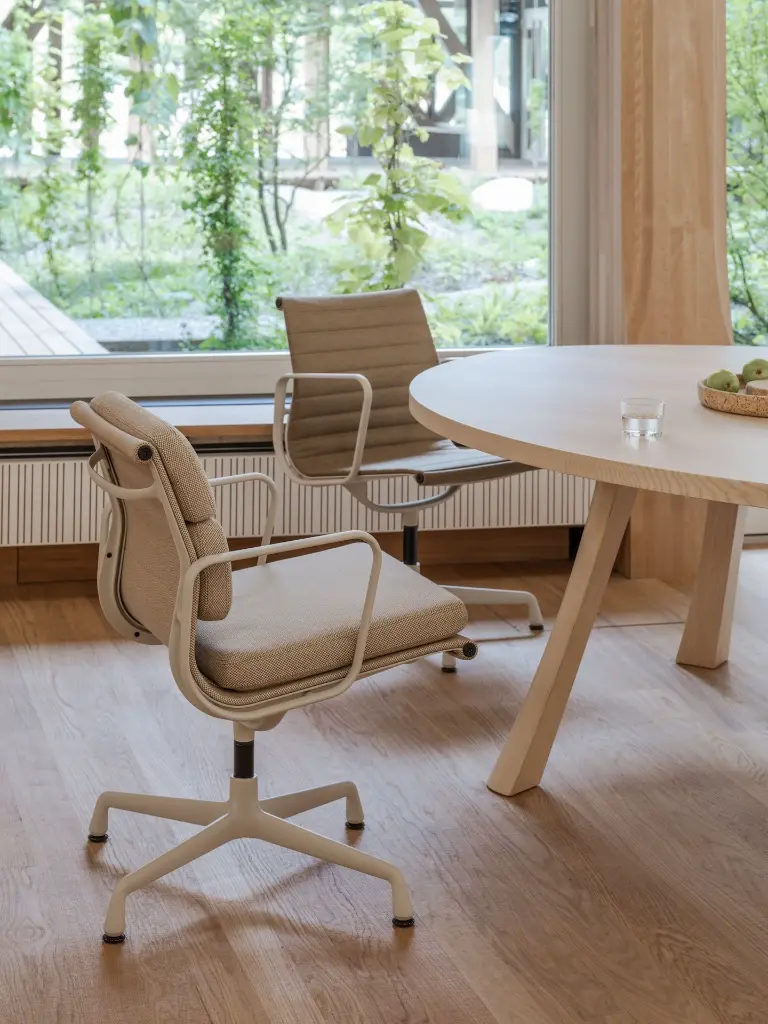 Soft Pad Loncin designmeubels profesional bureelstoel Leuven Mechelen Hasselt Limmburg BRabant office professional  9577558_Hortus - Eames Soft Pad Chair EA 208 + Eames Aluminium Chair EA 108 - Conference_master.webp