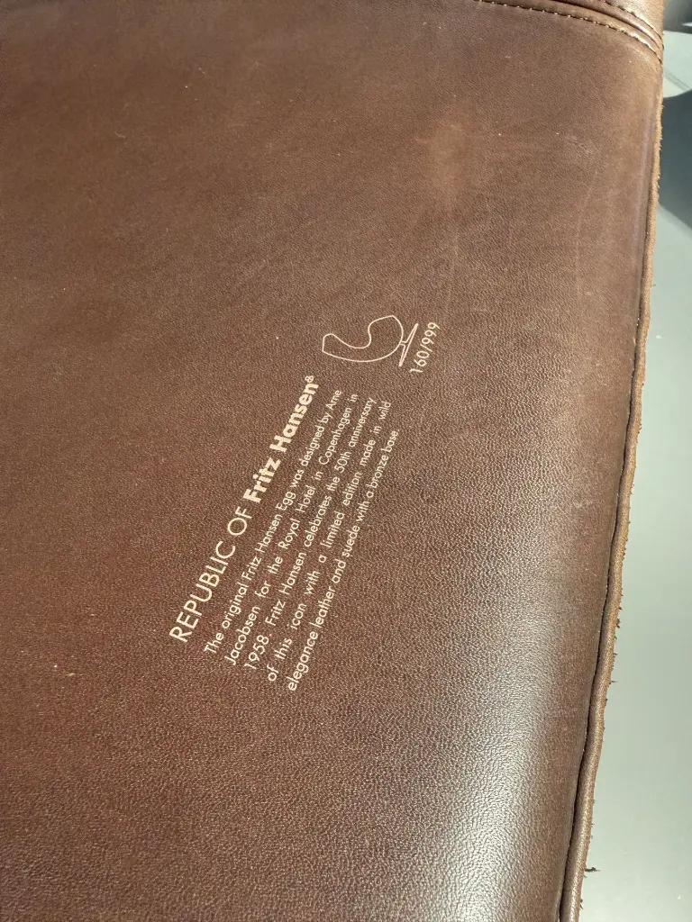 The Egg Chair door Fritz Hansen - 50th Anniversary Arne Jacobsen Limited Edition - n° 160:999 gelimiteerde oplage Loncin design meubels fauteuil Belgie Leuven Hasselt Mechelen Antwerpen Kortrijk Knokke Oostende Vlaanderen Brussels Bruxelles bruss 6.webp