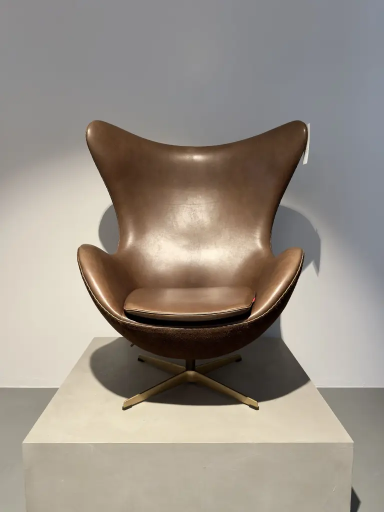 The Egg Chair door Fritz Hansen - 50th Anniversary Arne Jacobsen Limited Edition - n° 160:999 gelimiteerde oplage Loncin design meubels fauteuil Belgie Leuven Hasselt Mechelen Antwerpen Kortrijk Knokke Oostende Vlaanderen Brussels Bruxelles bruss 3.webp