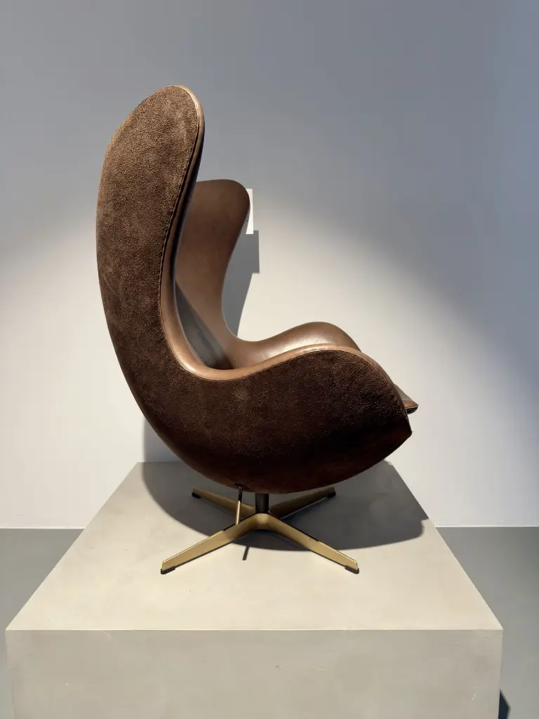 The Egg Chair door Fritz Hansen - 50th Anniversary Arne Jacobsen Limited Edition -  n° 160:999 gelimiteerde oplage Loncin design meubels fauteuil Belgie Leuven Hasselt Mechelen Antwerpen Kortrijk Knokke Oostende Vlaanderen Brussels Bruxelles.webp